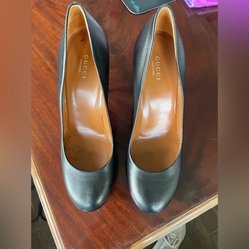authentic Gucci platform leather pump size 39. Great condition.